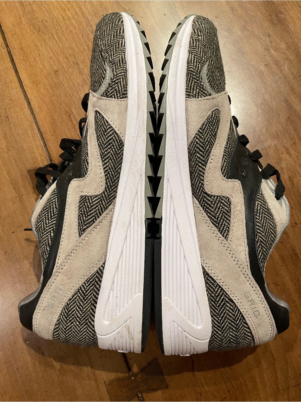 Saucony Men’s GRID 8000 Herringbone Black and Gray Sneakers - Picture 2 of 9